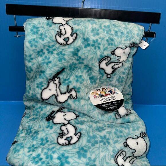 PEANUTS Snoopy velvetLoft Throw - Picture 2 of 5